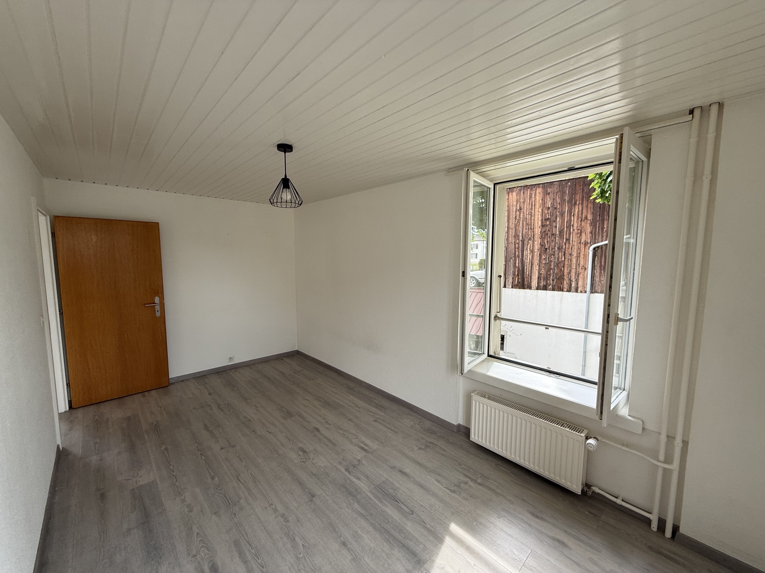Leerer heller Raum mit Fenster und Tür