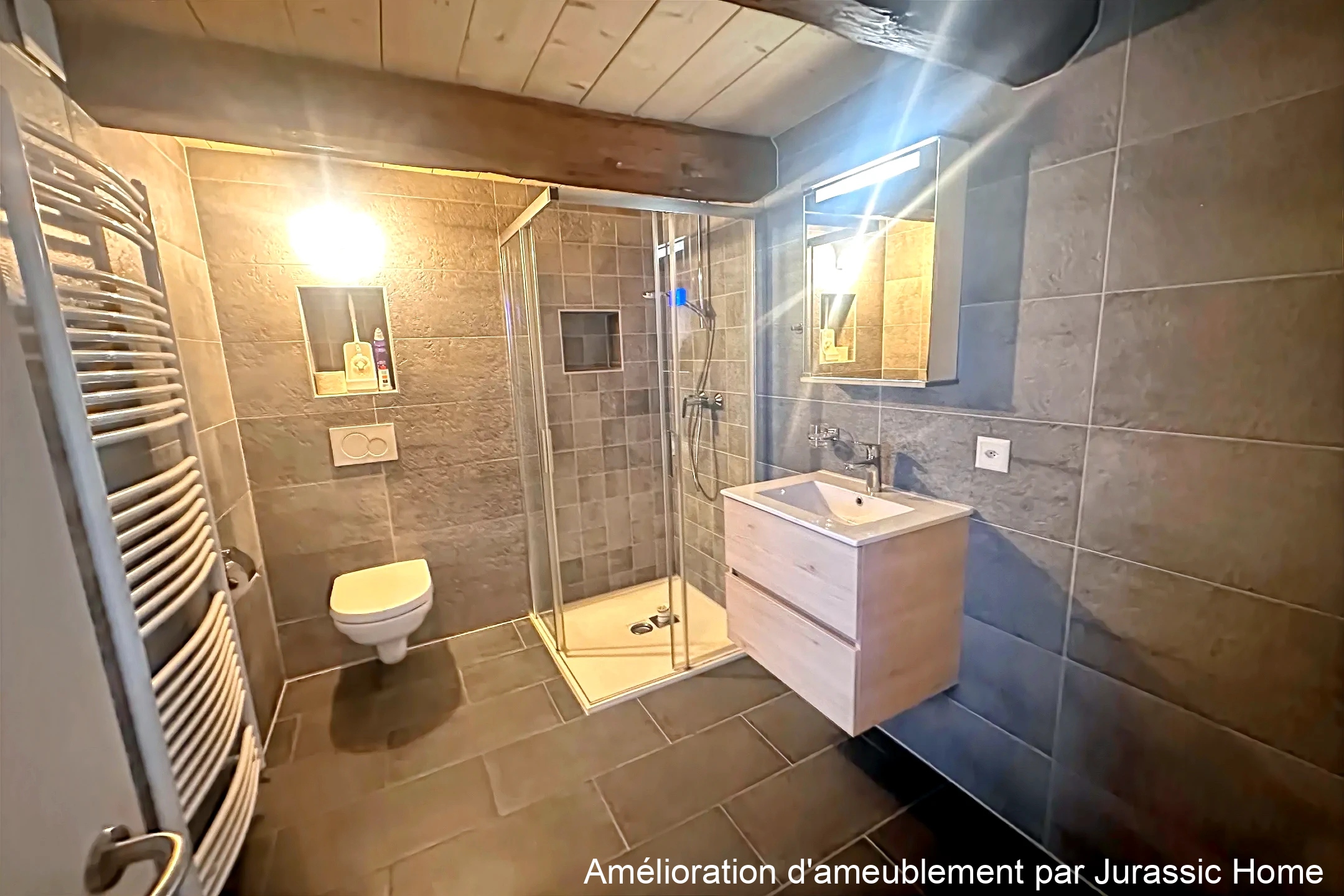 Modernes Badezimmer mit Dusche, Waschbecken und WC