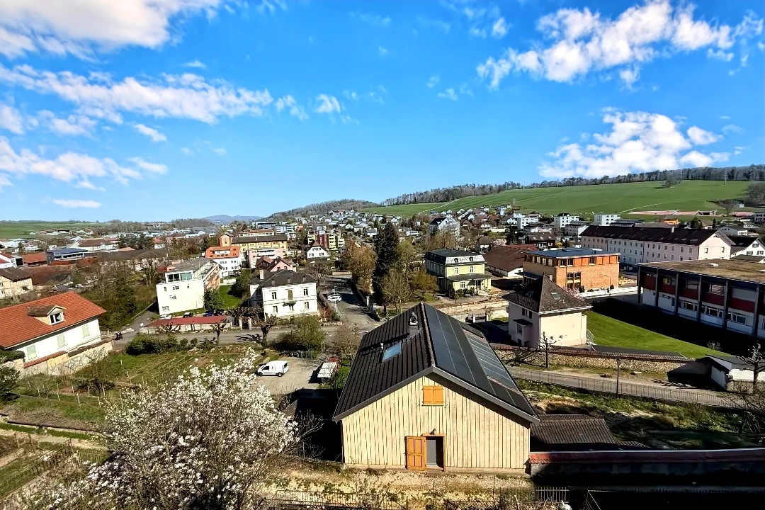 Städtische Hügellandschaft mit Wohnhäusern