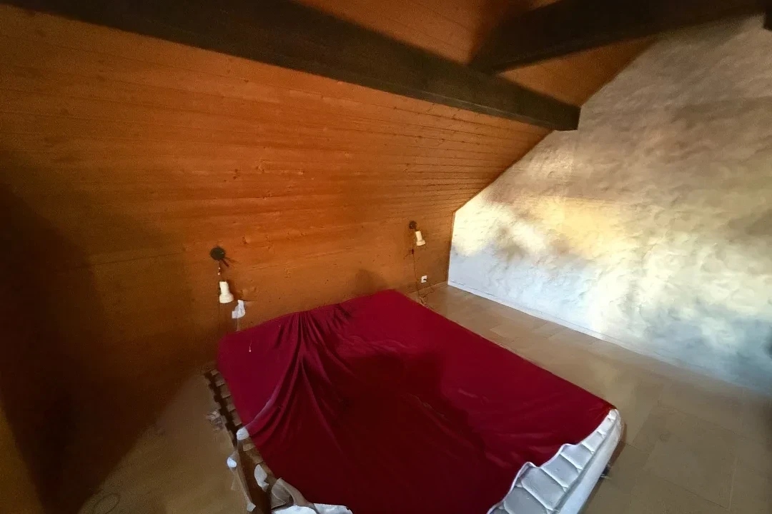 Dachzimmer mit Bett