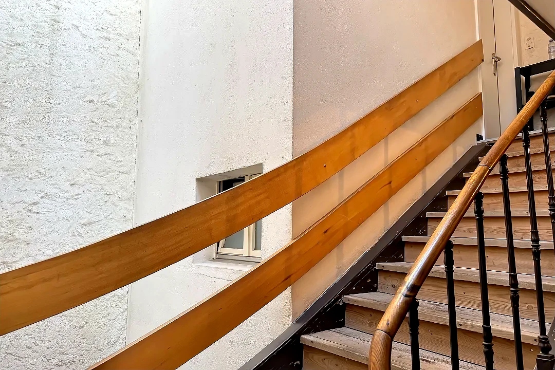 Treppenhaus mit Holzgeländer