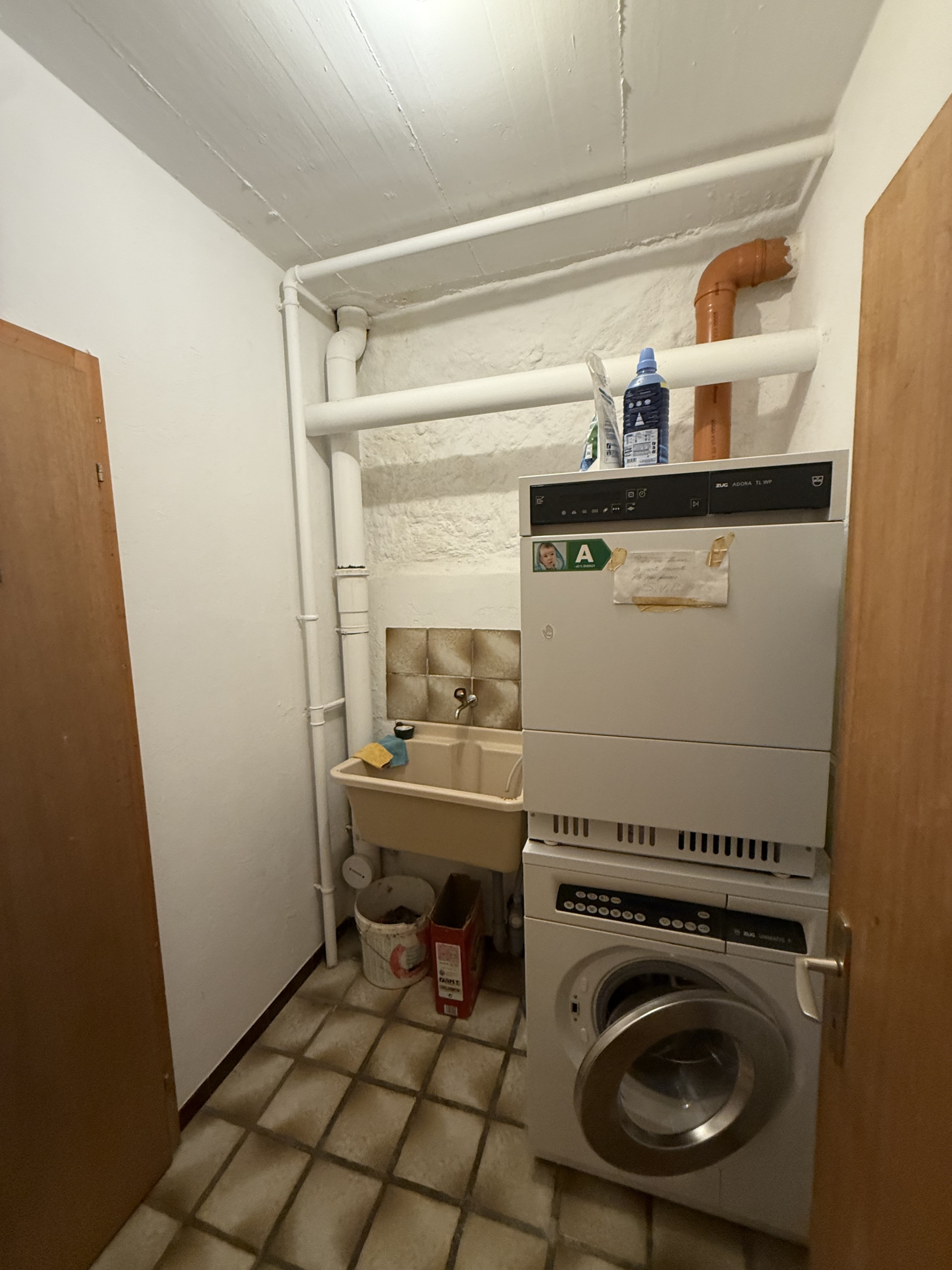 Hauswirtschaftsraum mit Waschmaschine und Technikgeräten