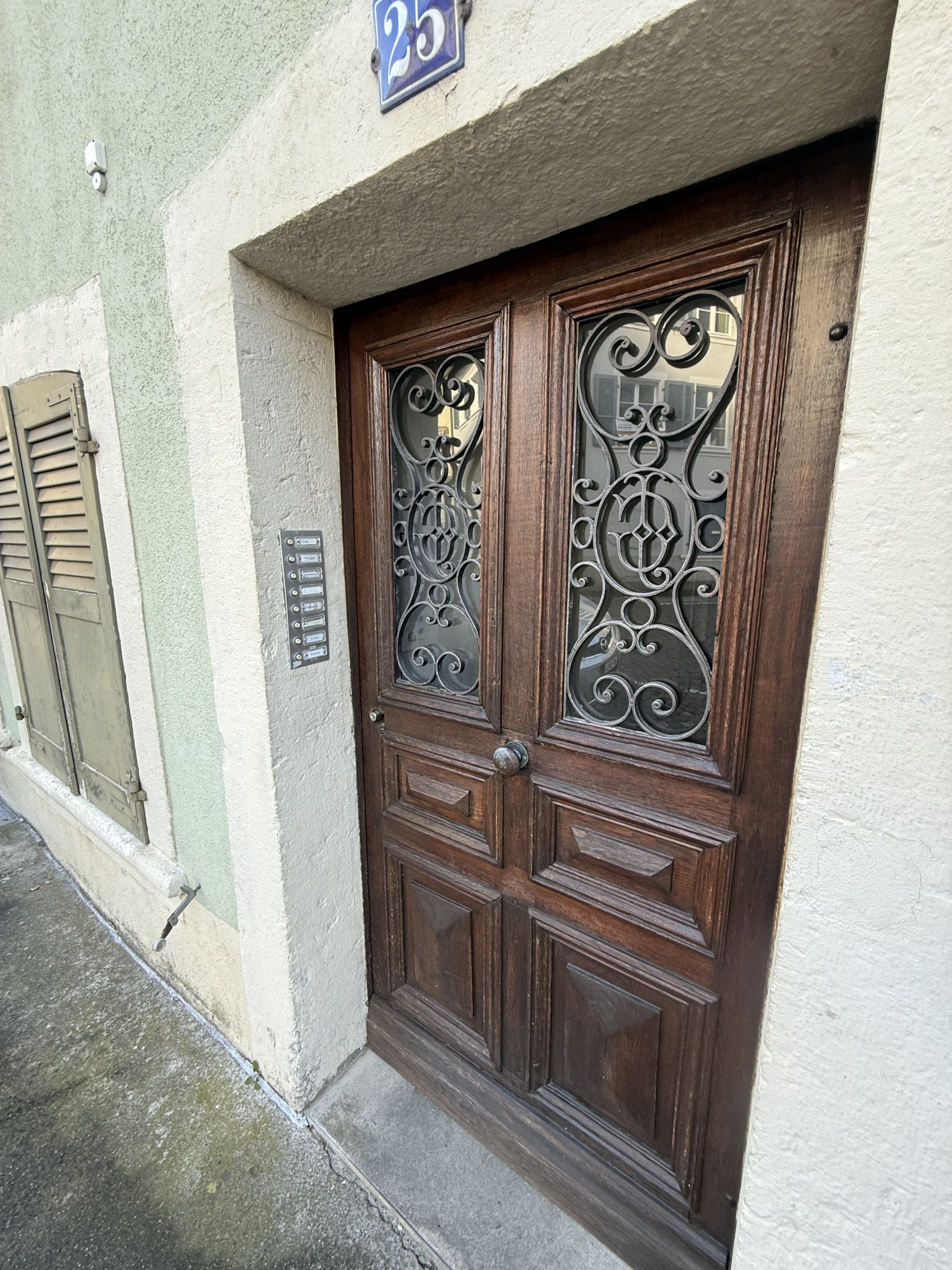 Historischer Hauseingang mit verzierter Holztür