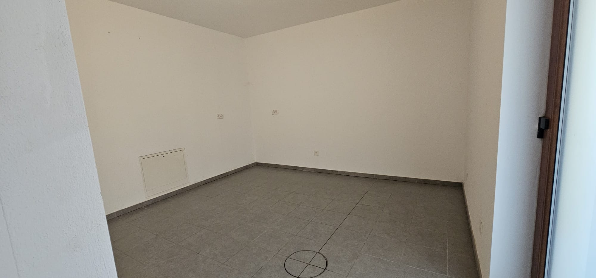 Leerer gefliester Raum