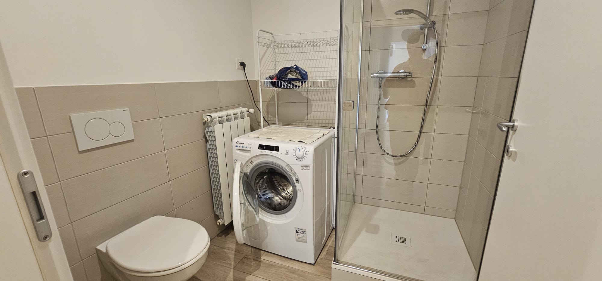Modernes Bad mit Dusche und Waschmaschine