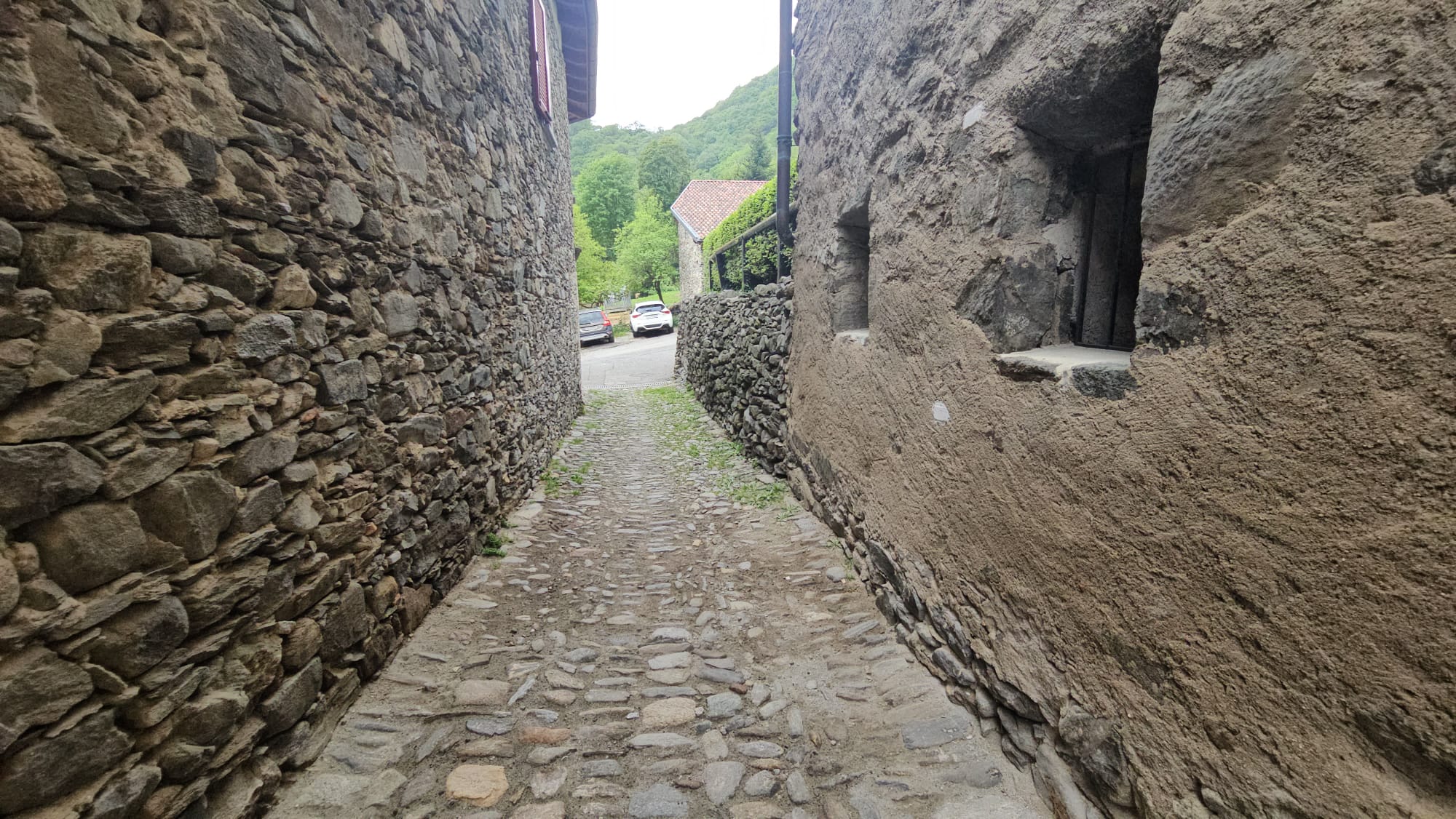 Schmaler steinerner Durchgang im Freien