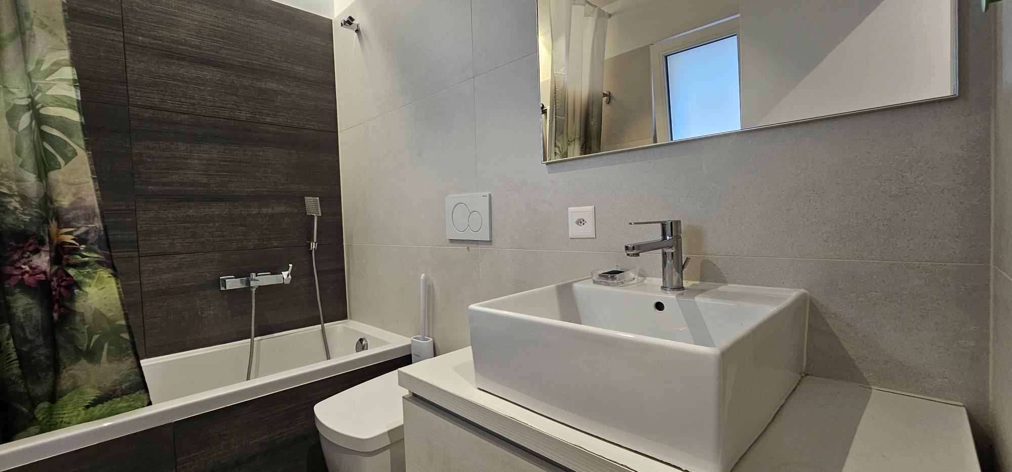 Modernes Badezimmer mit Wanne und Waschtisch