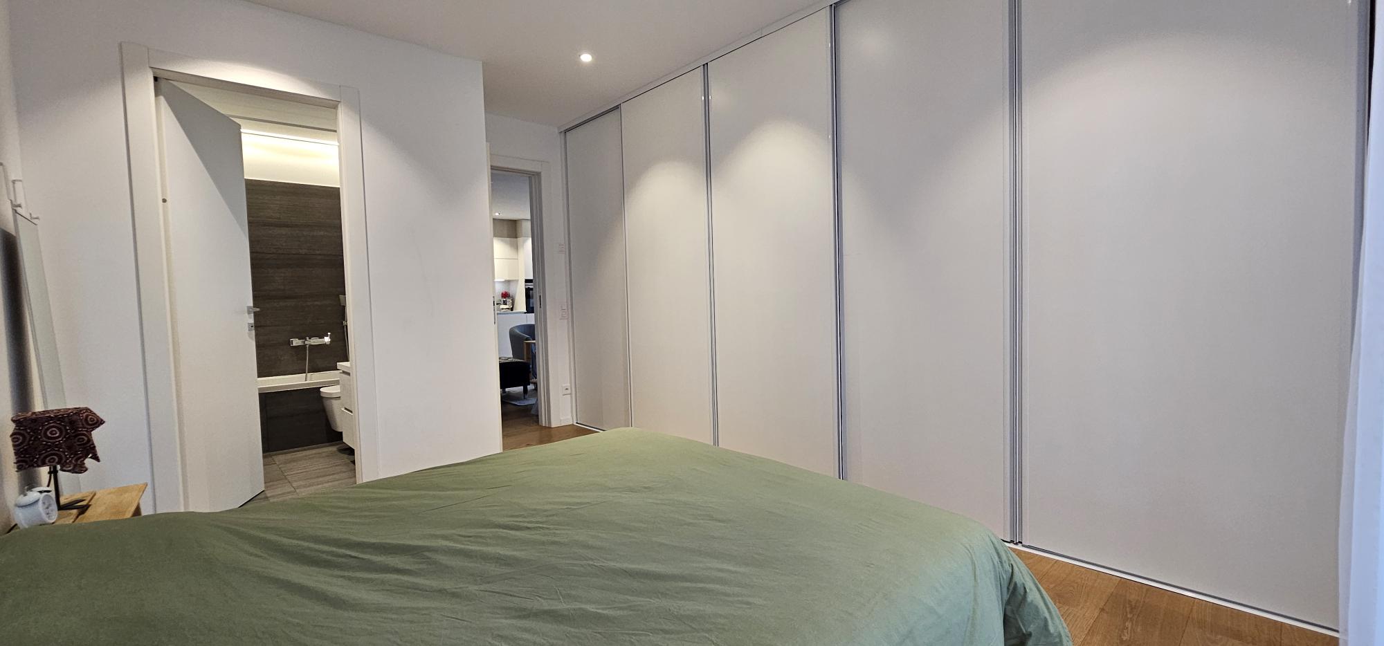 Modernes Schlafzimmer mit Einbauschrank