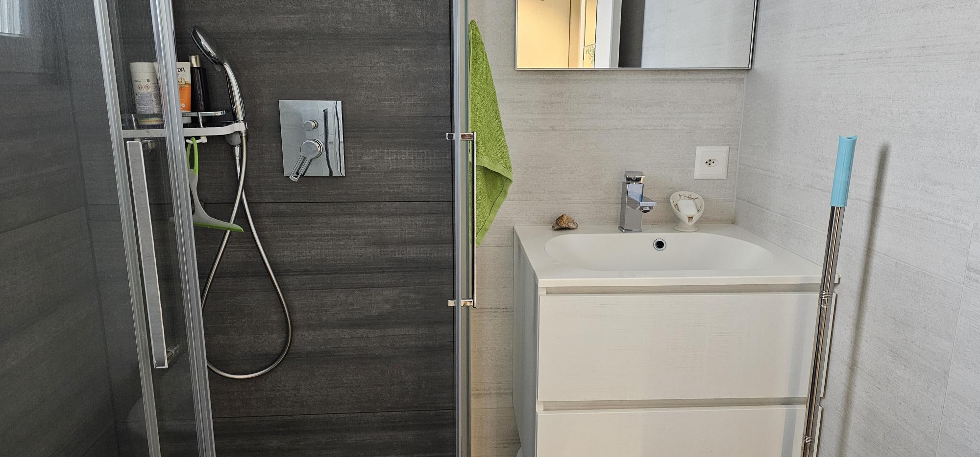 Modernes Badezimmer mit Dusche und Wannenbereich