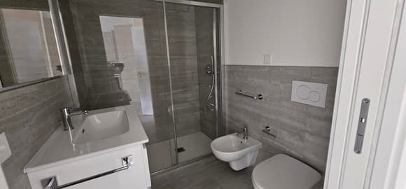 Modernes Badezimmer mit Glasdusche