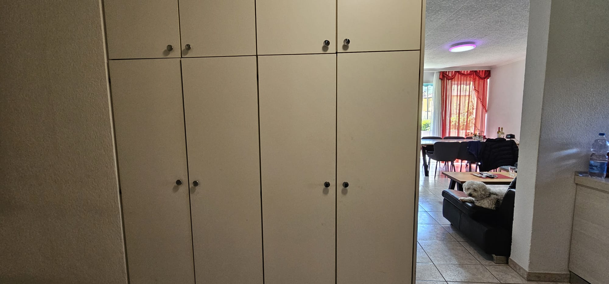 Wohnbereich mit Durchgang und Einbauschrank