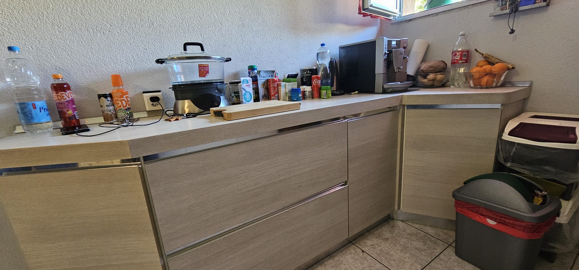 Kleine Küchenzeile mit Haushaltsgeräten und Vorräten