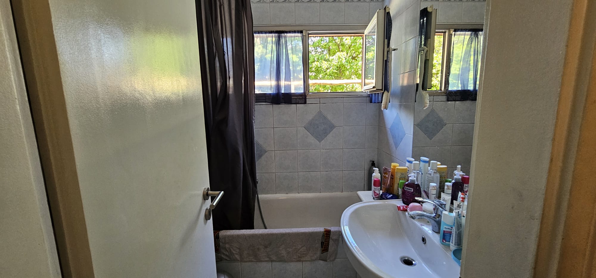 Badezimmer mit Badewanne und Fenster
