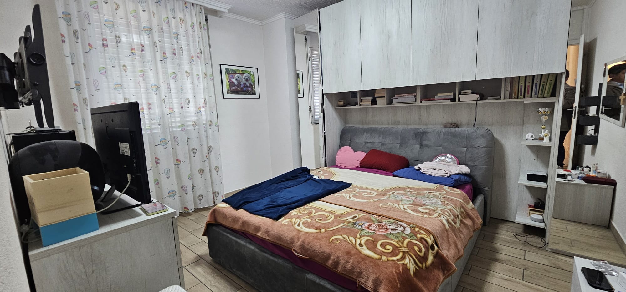 Schlafzimmer mit Doppelbett und Einbauschrank