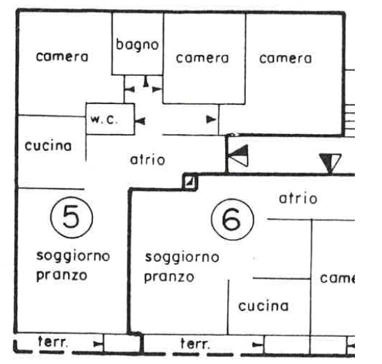 Grundriss mit mehreren Zimmern und Atrien