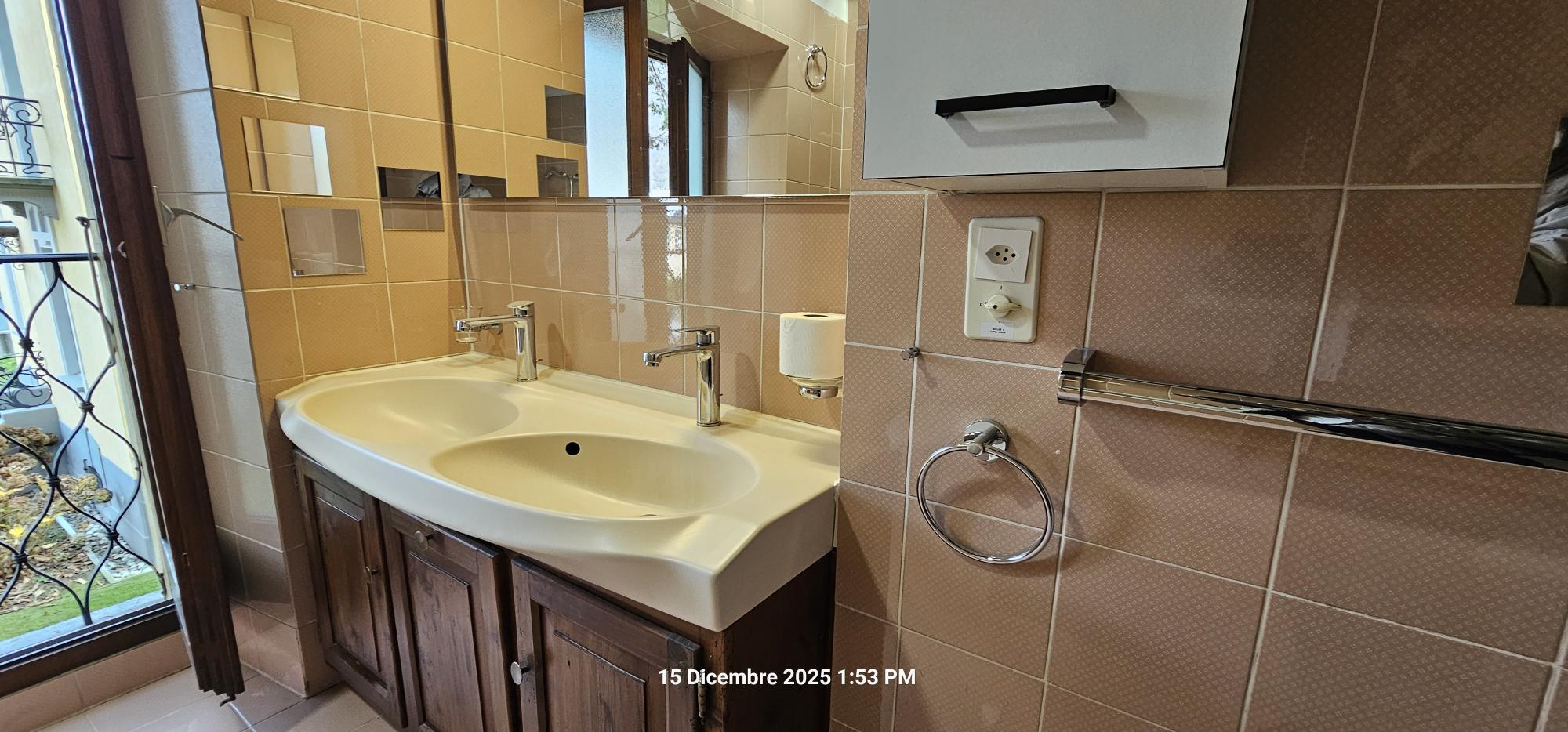 Badezimmer mit Doppelwaschbecken und Wandfliesen
