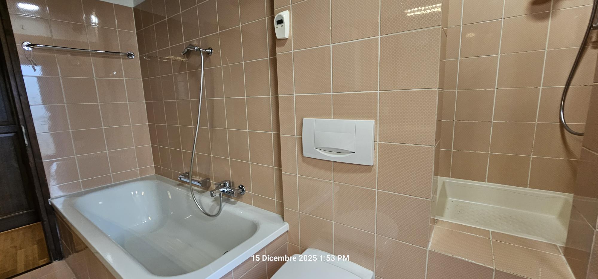 Badezimmer mit Badewanne und Wandfliesen