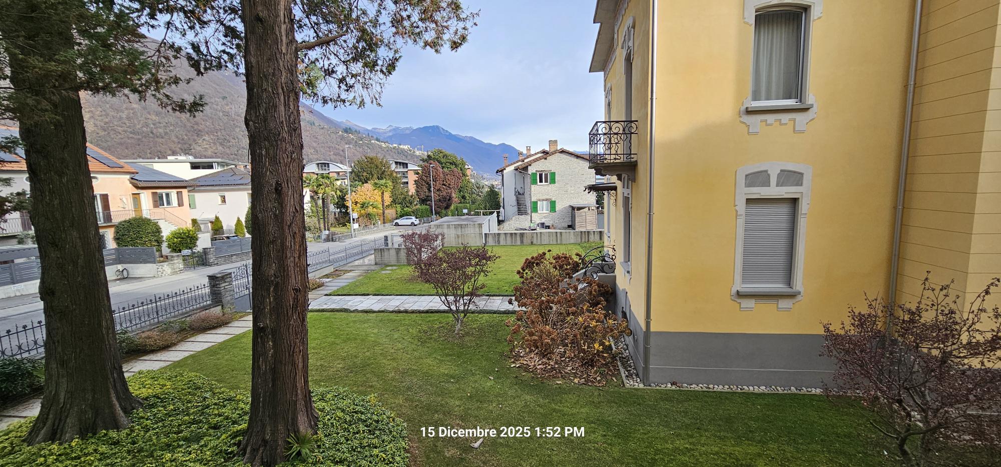 Außenansicht eines Wohnhauses mit Garten und Bergkulisse