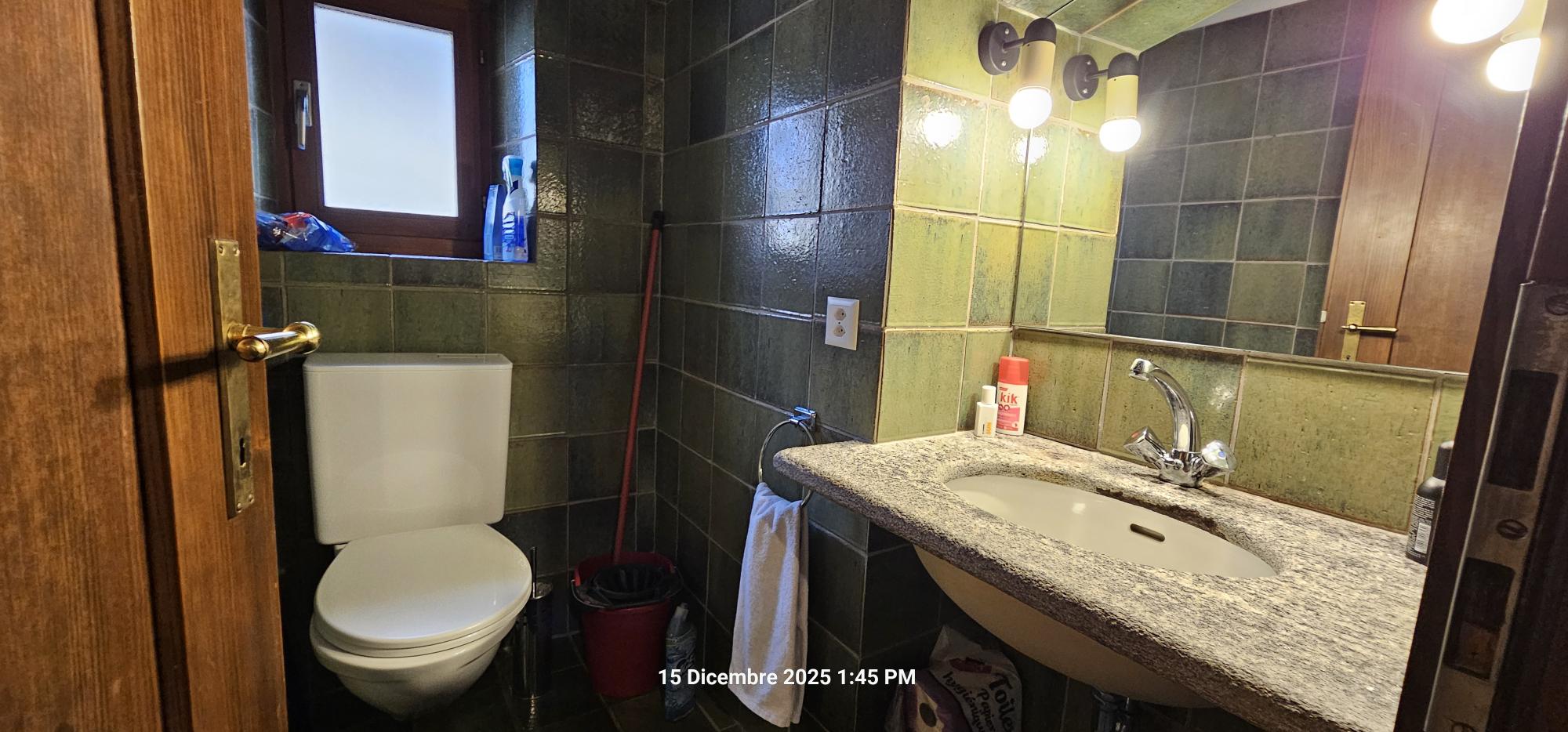 Modernes Gäste-WC mit Waschtisch und Wand-WC