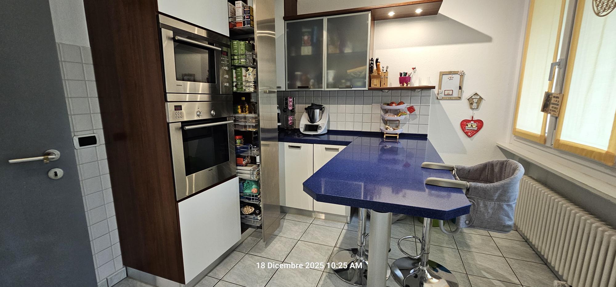 Moderne Küche mit blauer Arbeitsplatte