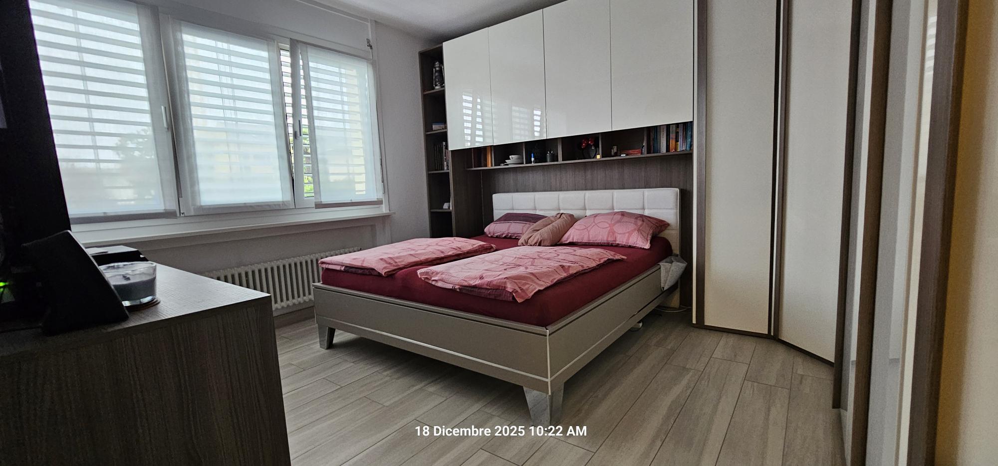 Modernes Schlafzimmer mit Einbauschränken