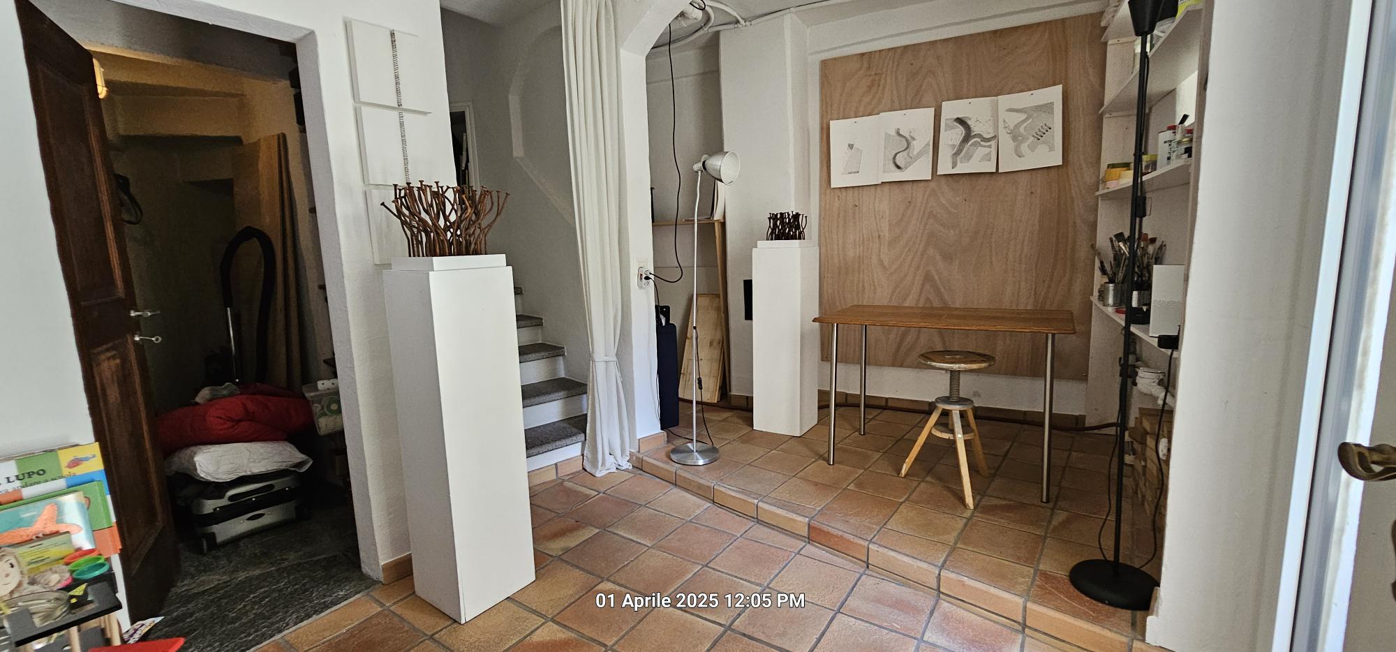 Atelierraum mit Arbeitsbereich und Treppe