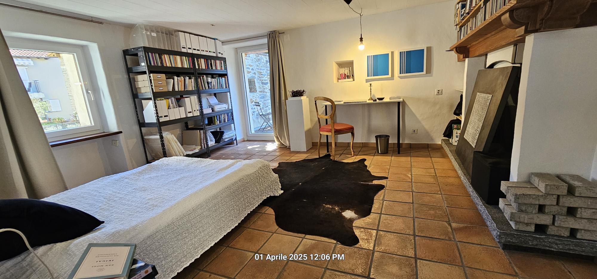 Gemütliches Schlafzimmer mit Arbeitsbereich und Kamin