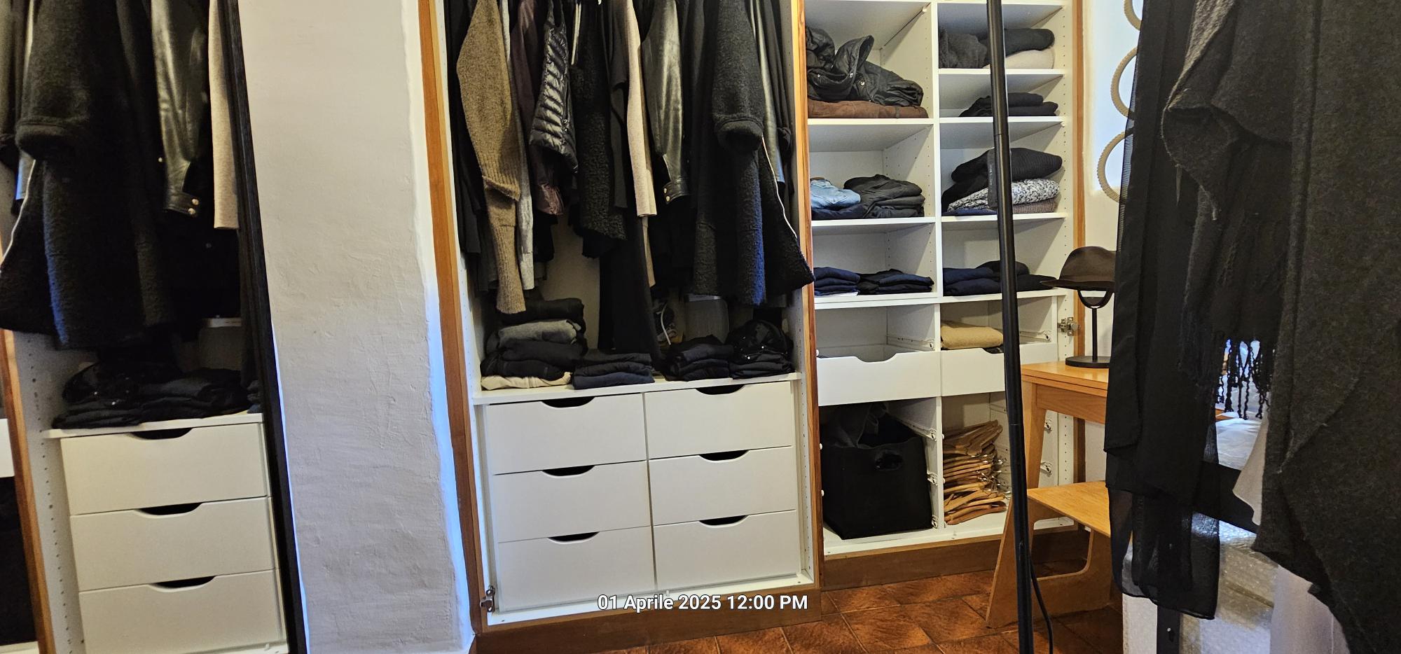 Ankleidezimmer mit offenen Schränken