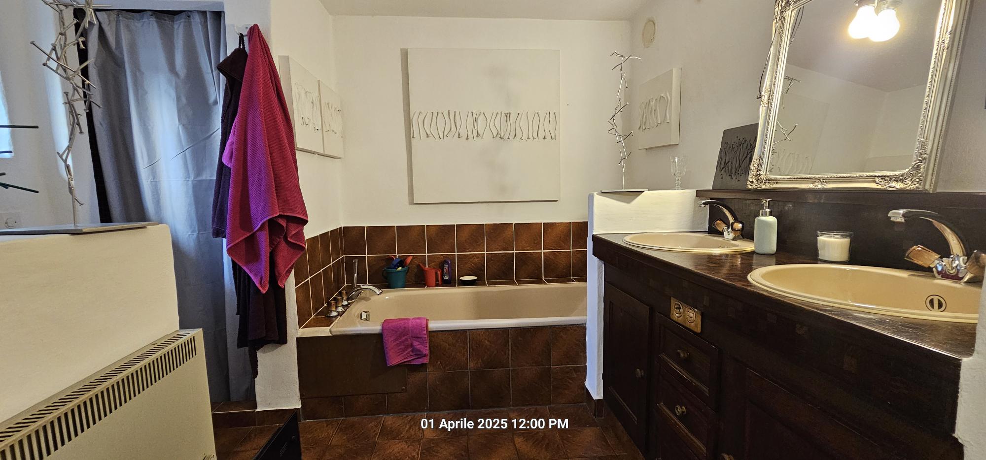 Badezimmer mit Doppelwaschbecken und Badewanne