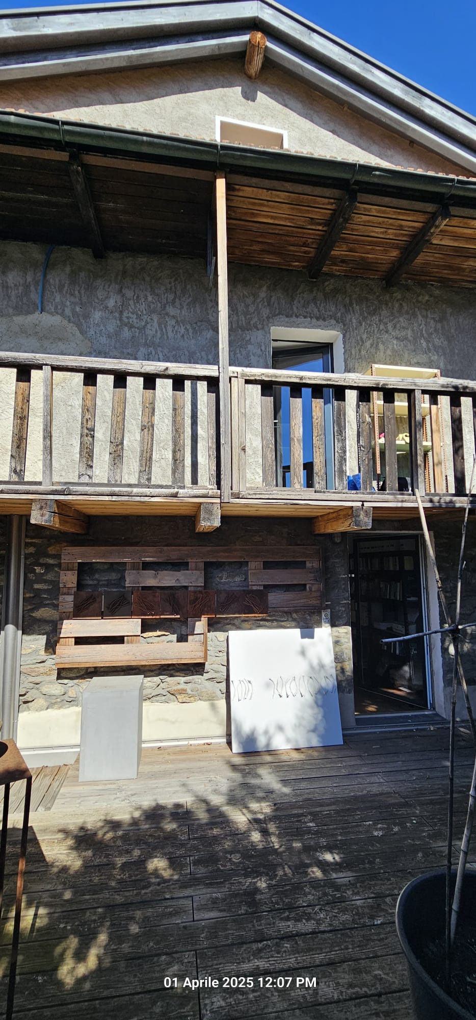 Balkon und Fassade eines rustikalen Hauses