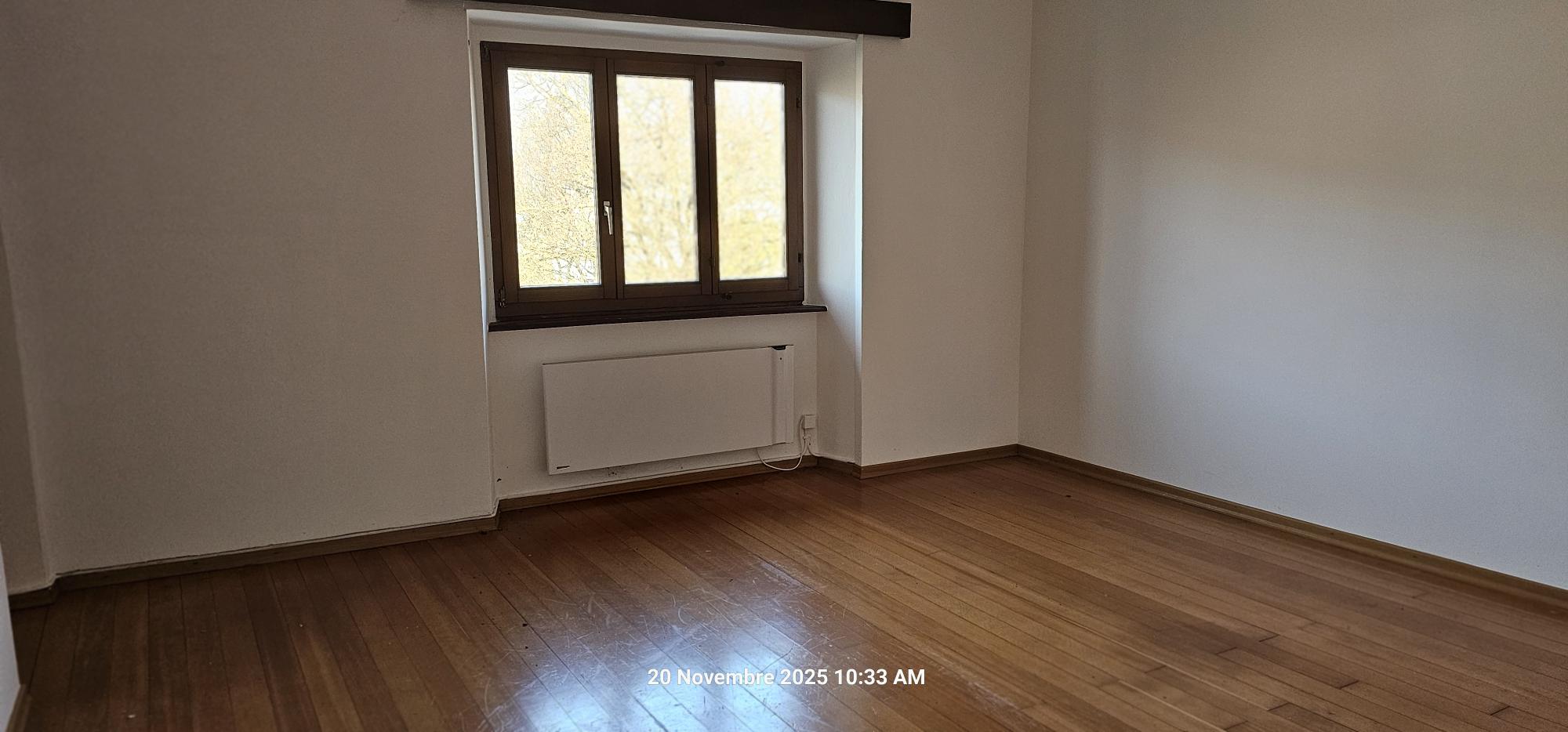 Leeres Zimmer mit Holzfußboden und Fenster