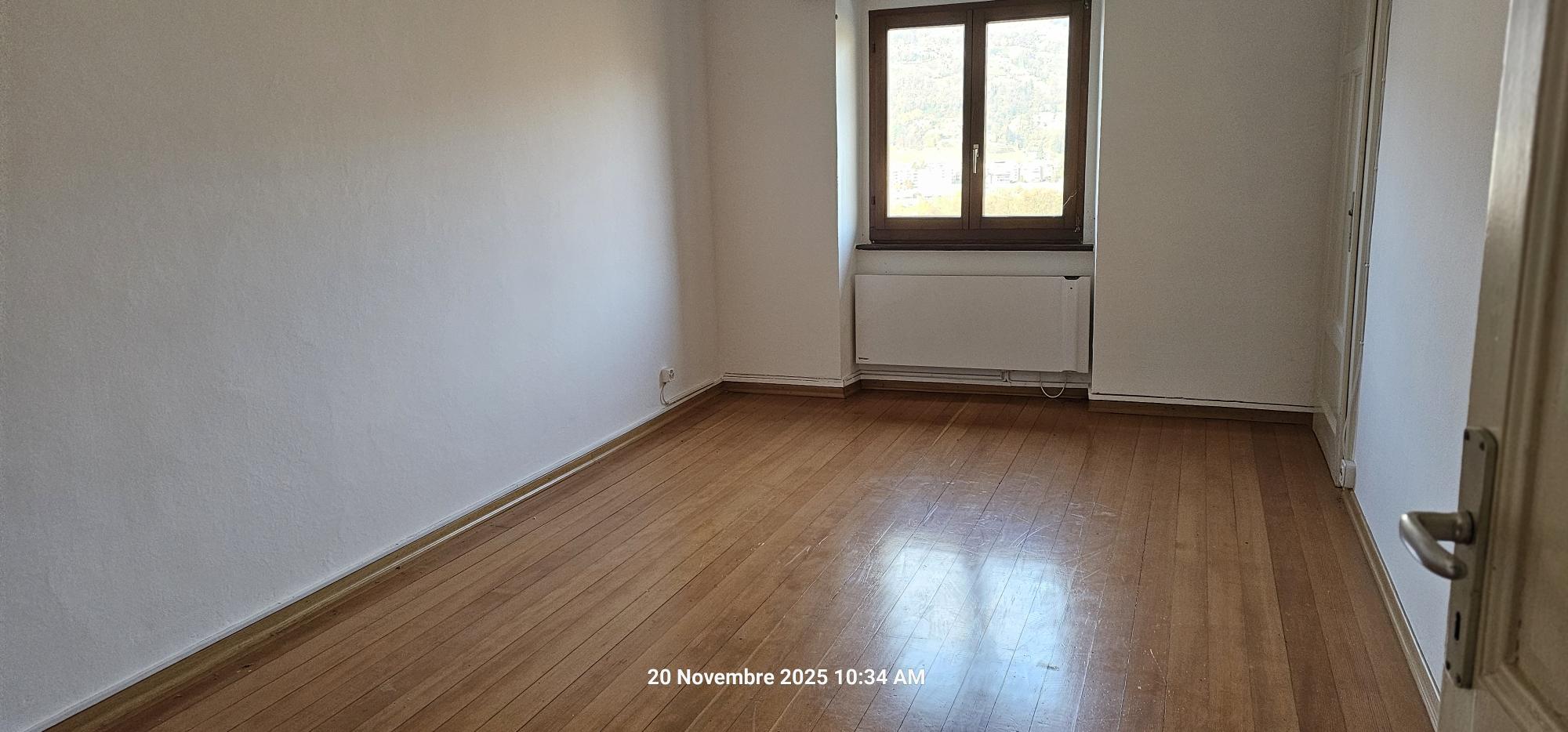 Leerer Raum mit Holzfußboden und Fenster