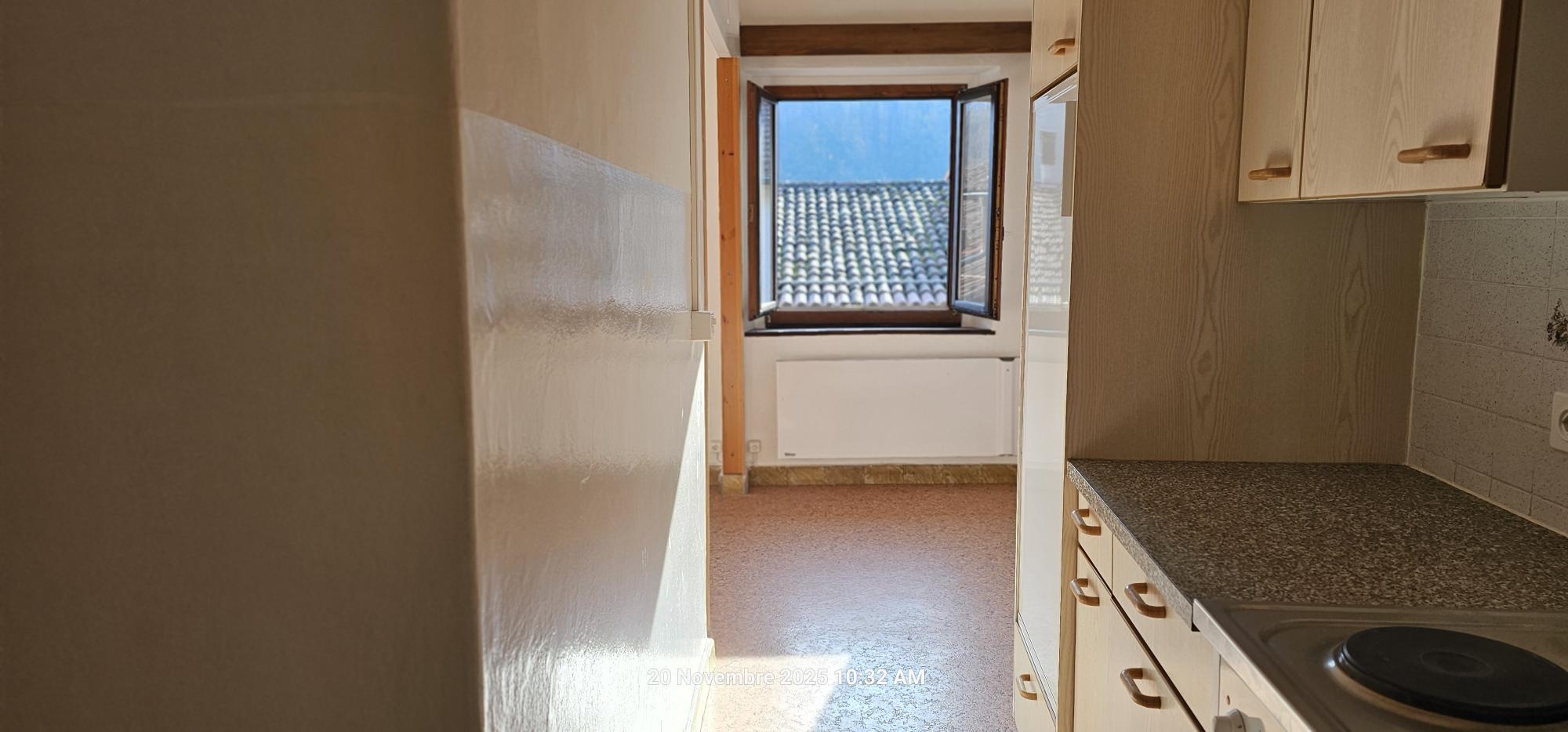 Kleine Küche mit Blick ins Freie