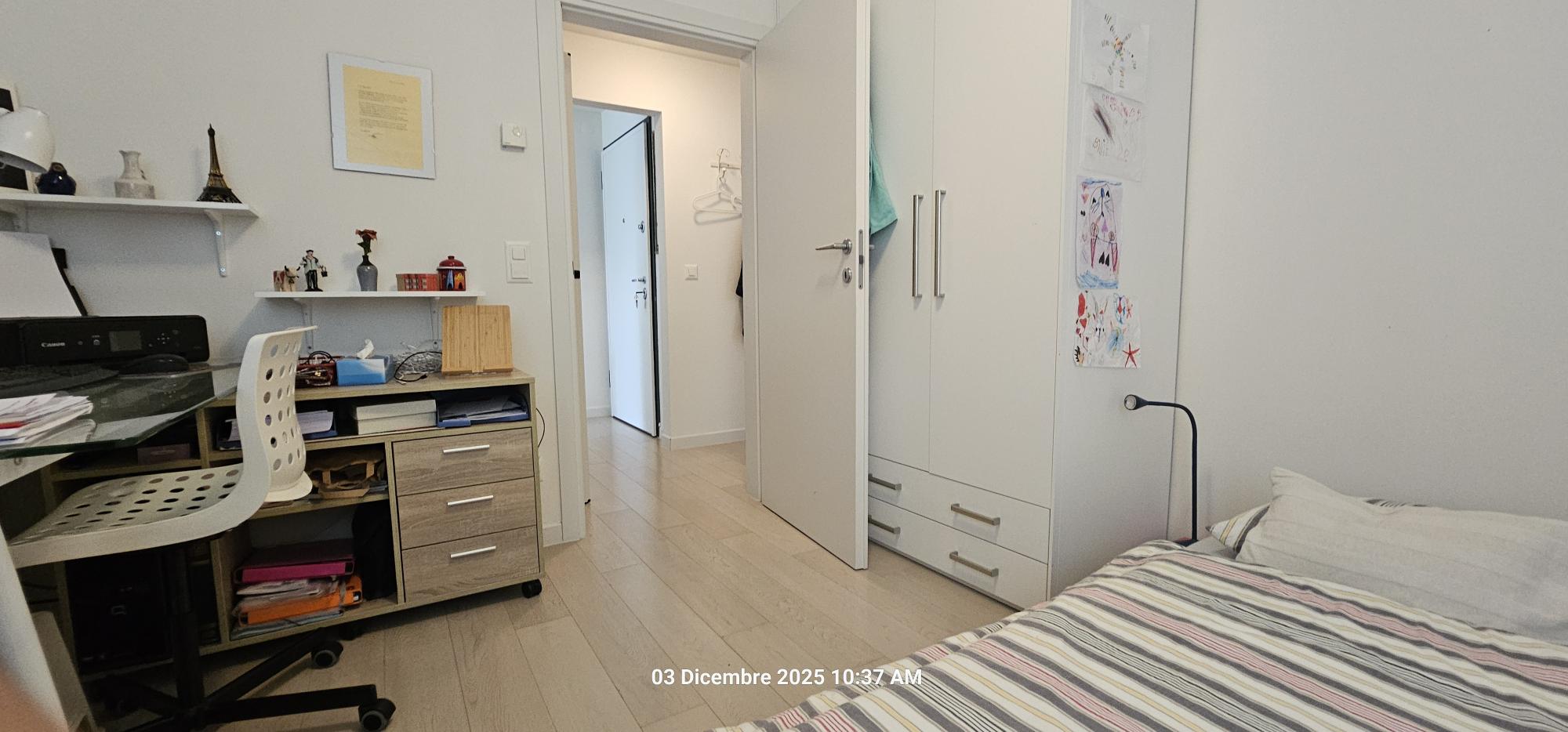 Schlafzimmer mit Arbeitsbereich