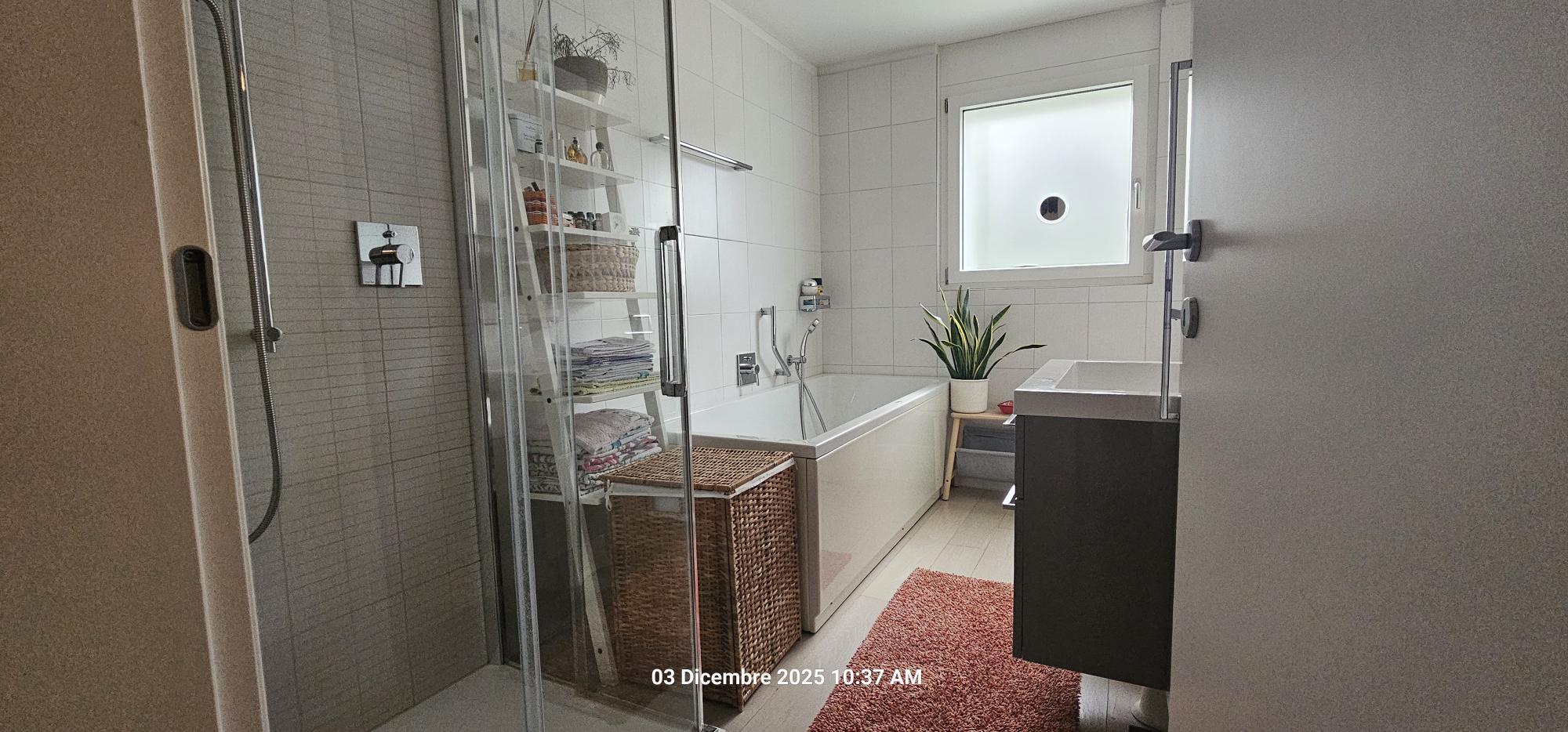 Modernes Badezimmer mit Badewanne und Dusche