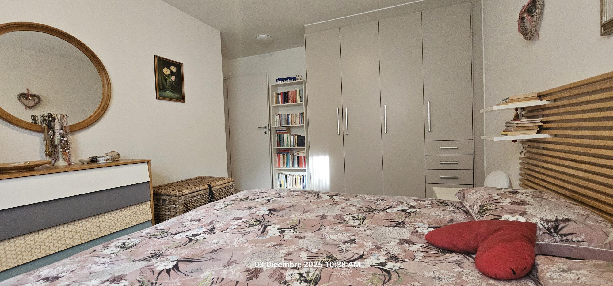 Schlafzimmer mit Einbauschrank und dekorativer Einrichtung