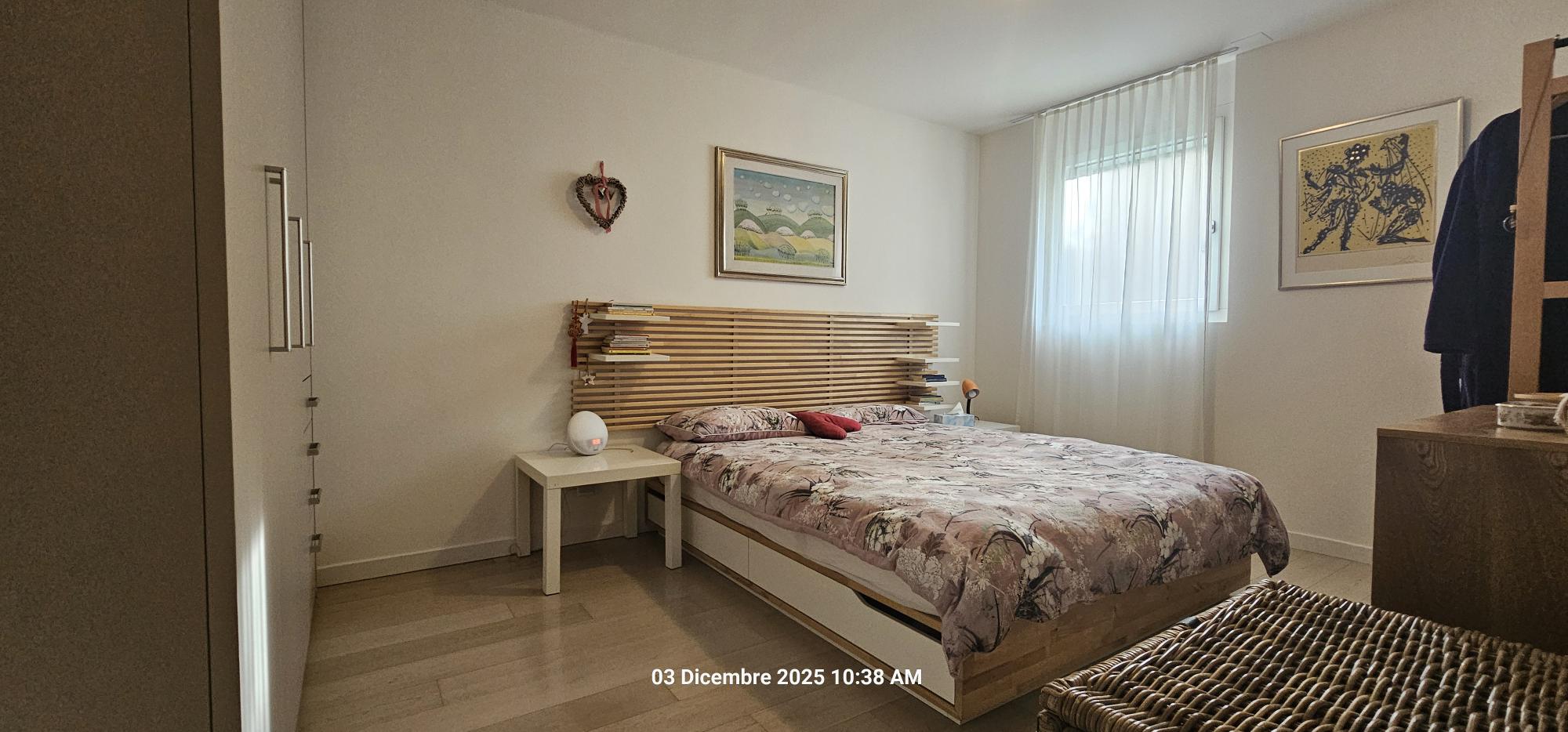 Schlafzimmer mit Bett und Fenster