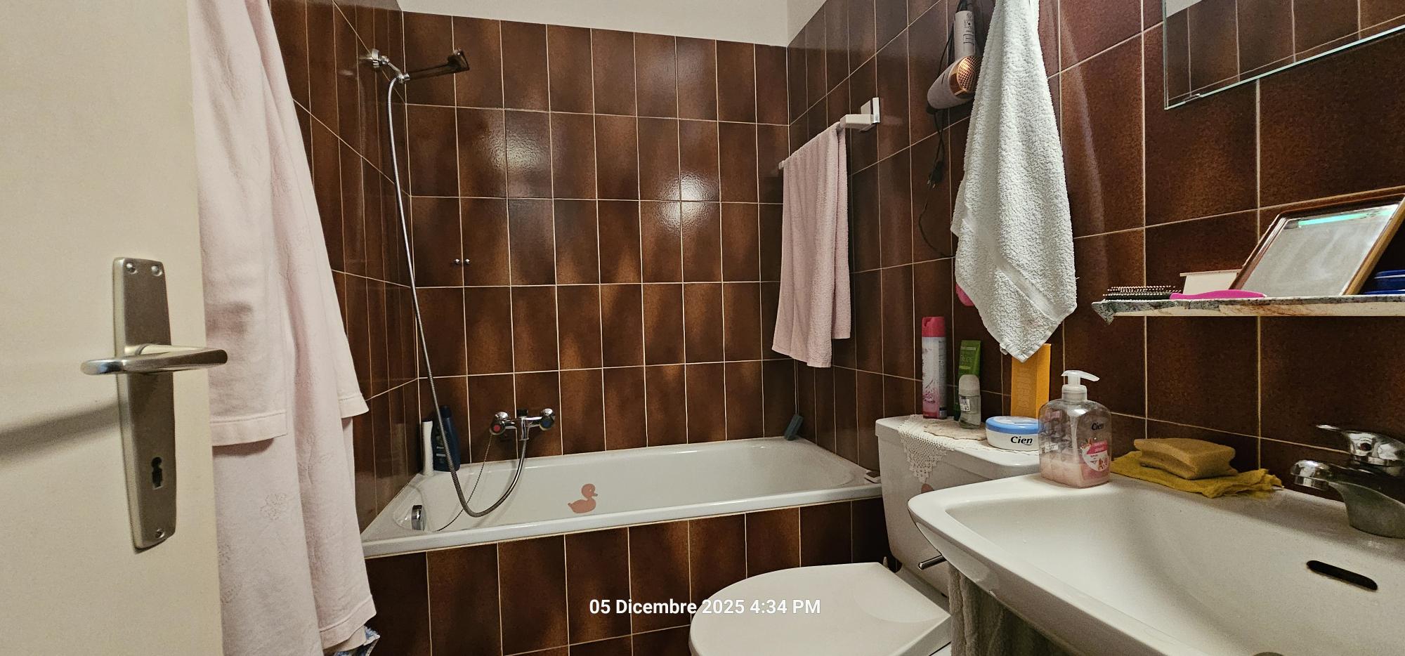 Bad mit Wanne und Waschbecken