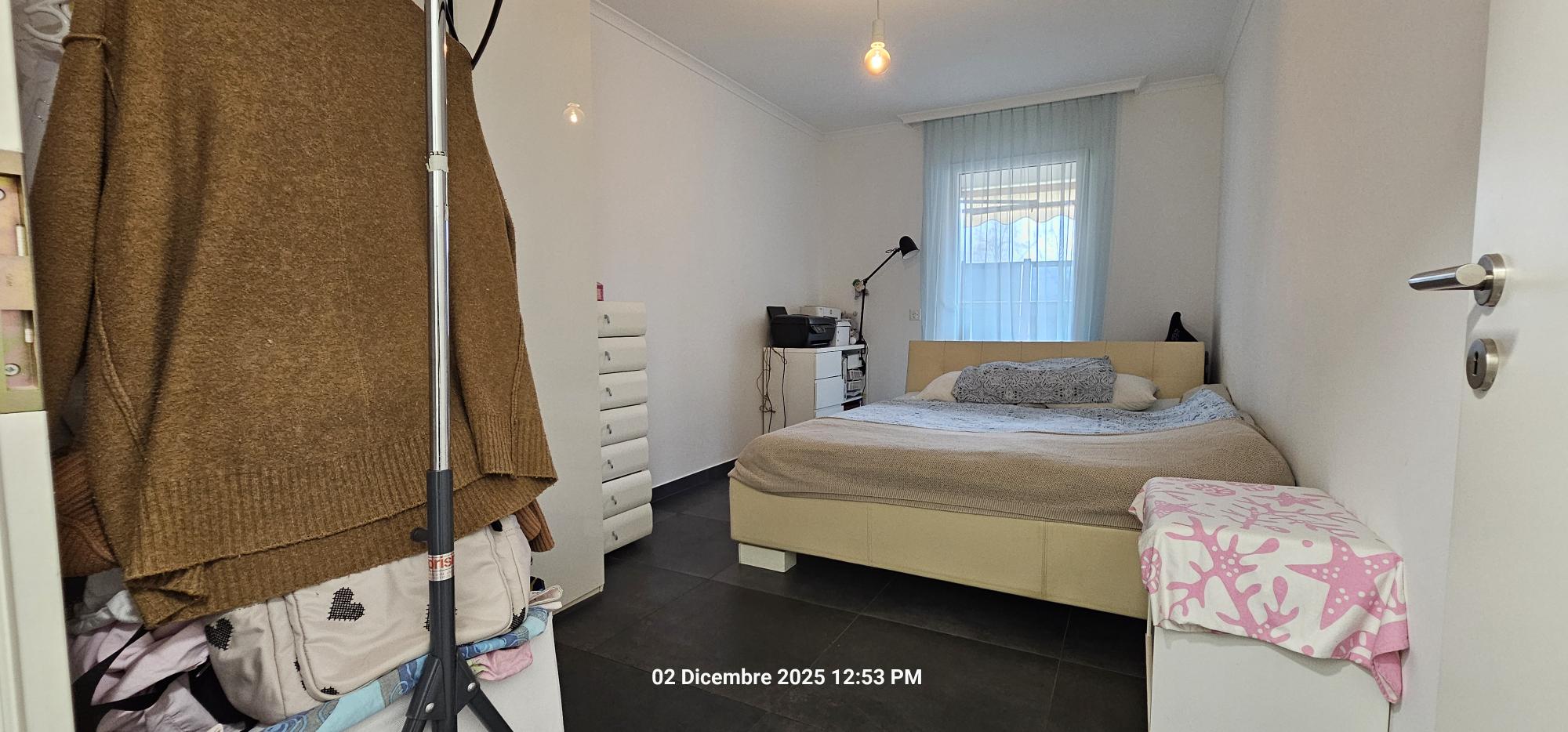 Schlafzimmer mit Bett und Kleiderschrank
