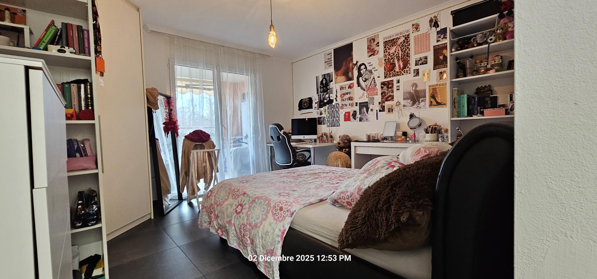 Schlafzimmer mit Arbeitsbereich und Balkonzugang