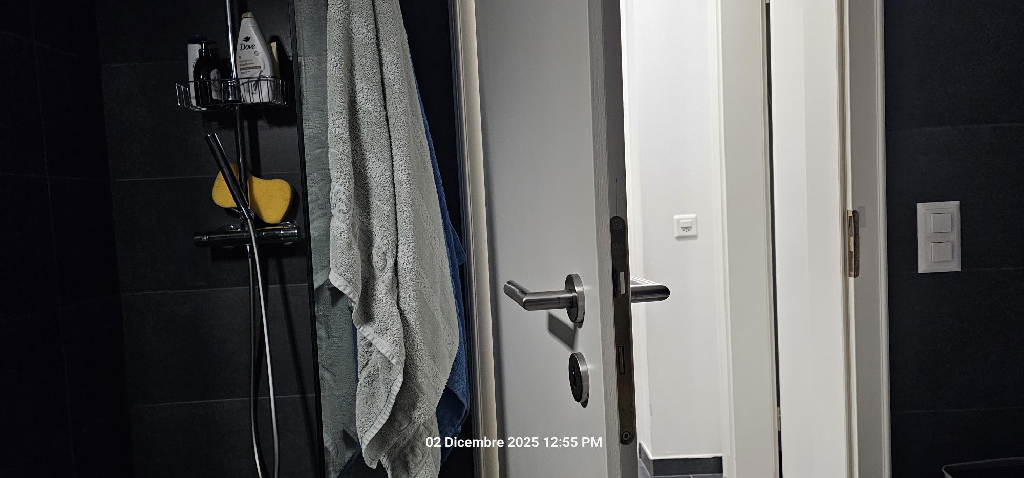 Badezimmer mit offener Tür