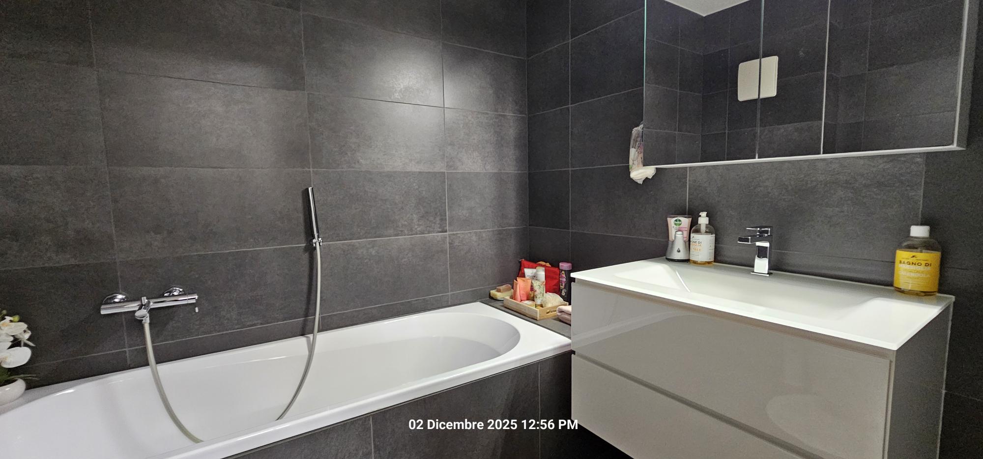 Modernes Badezimmer mit Badewanne und Waschtisch