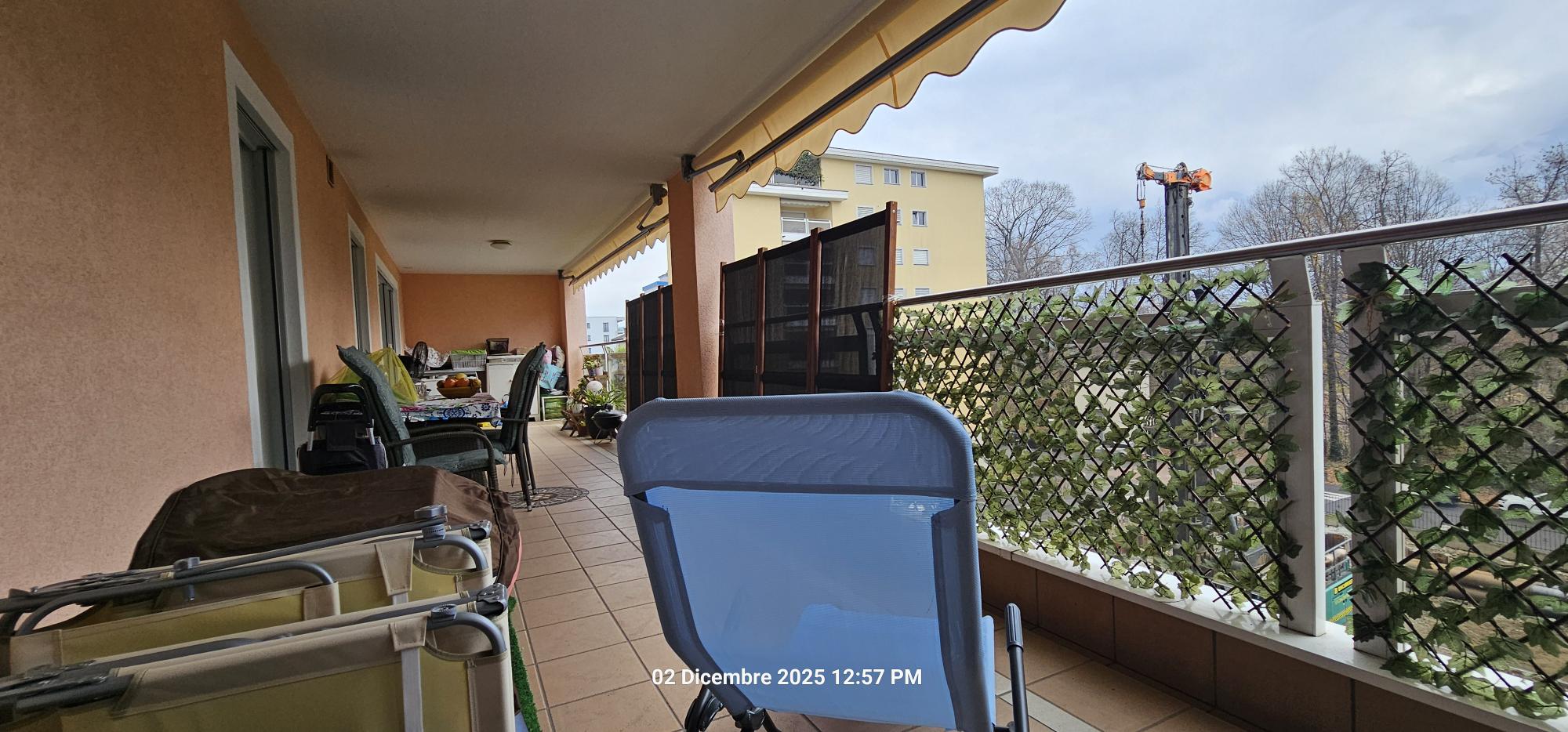 Überdachter Balkon mit Sitzbereich