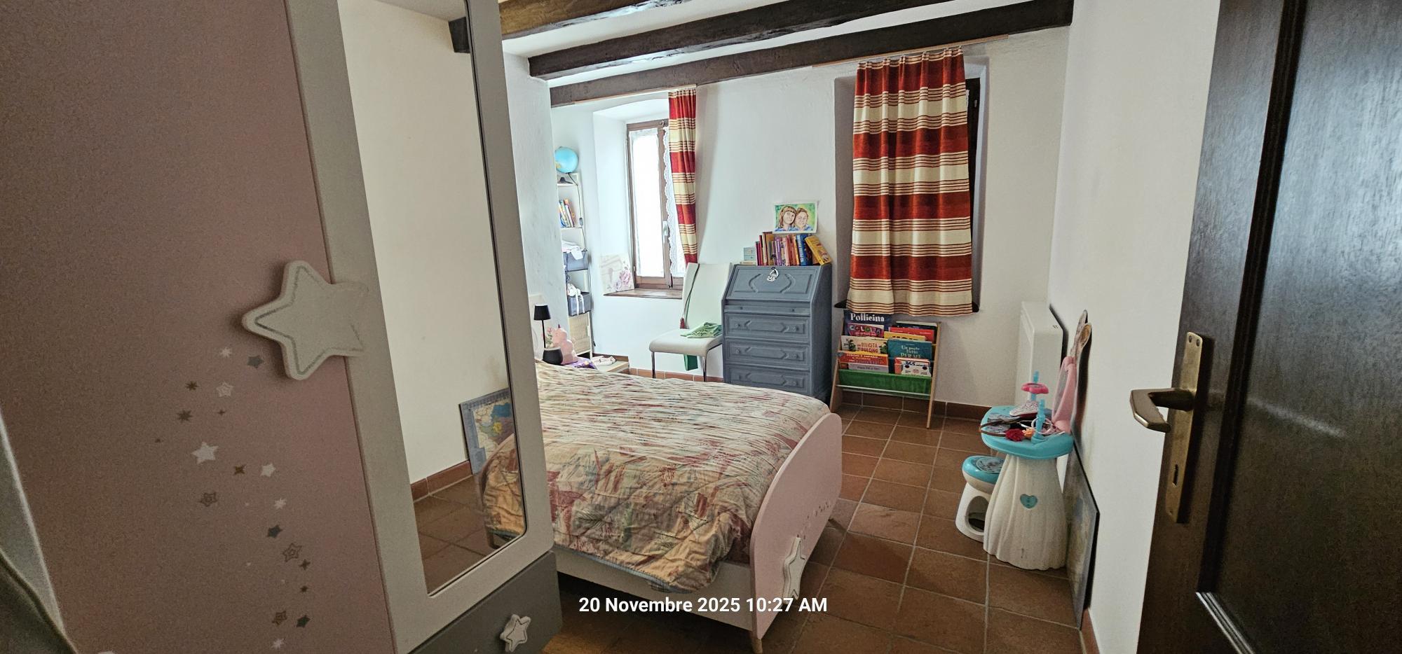 Kinderzimmer mit Dachbalken