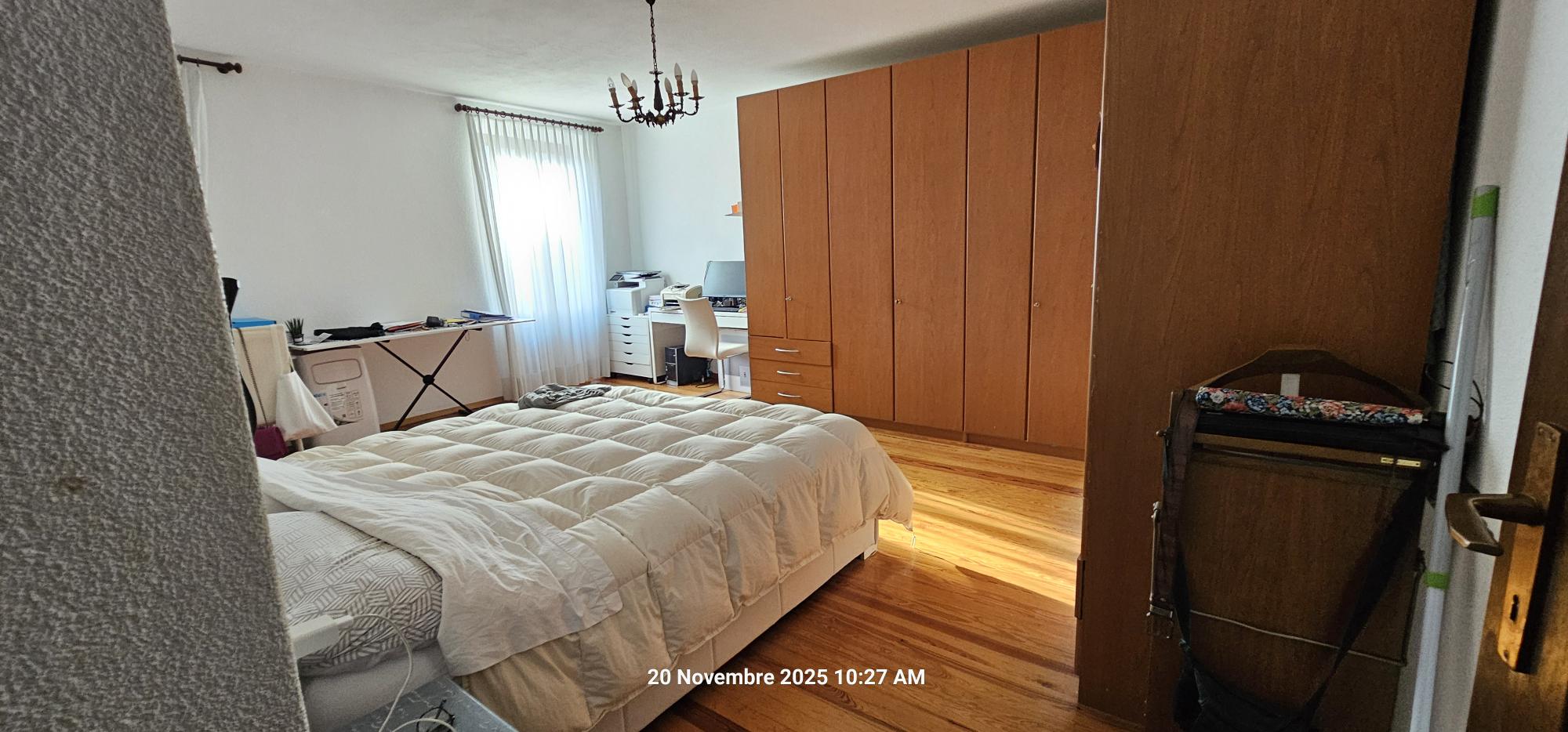 Schlafzimmer mit Holzschrankwand