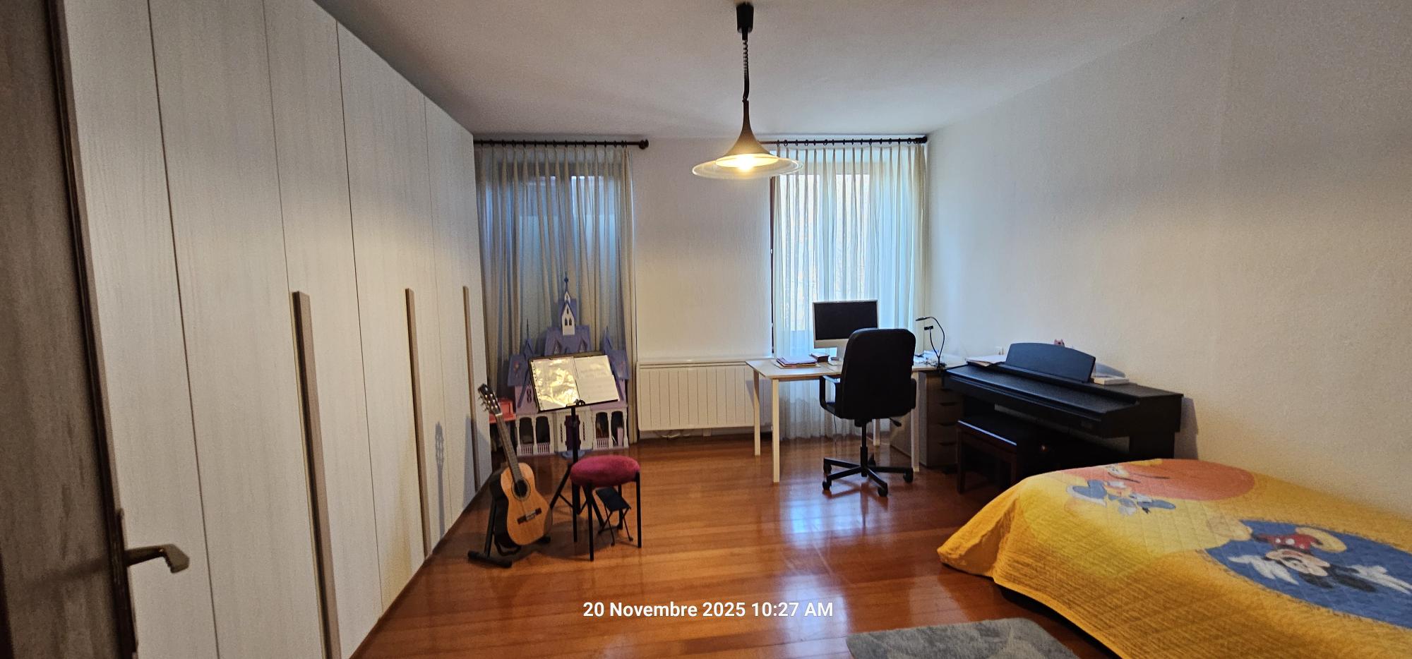 Schlafzimmer mit Arbeitsbereich