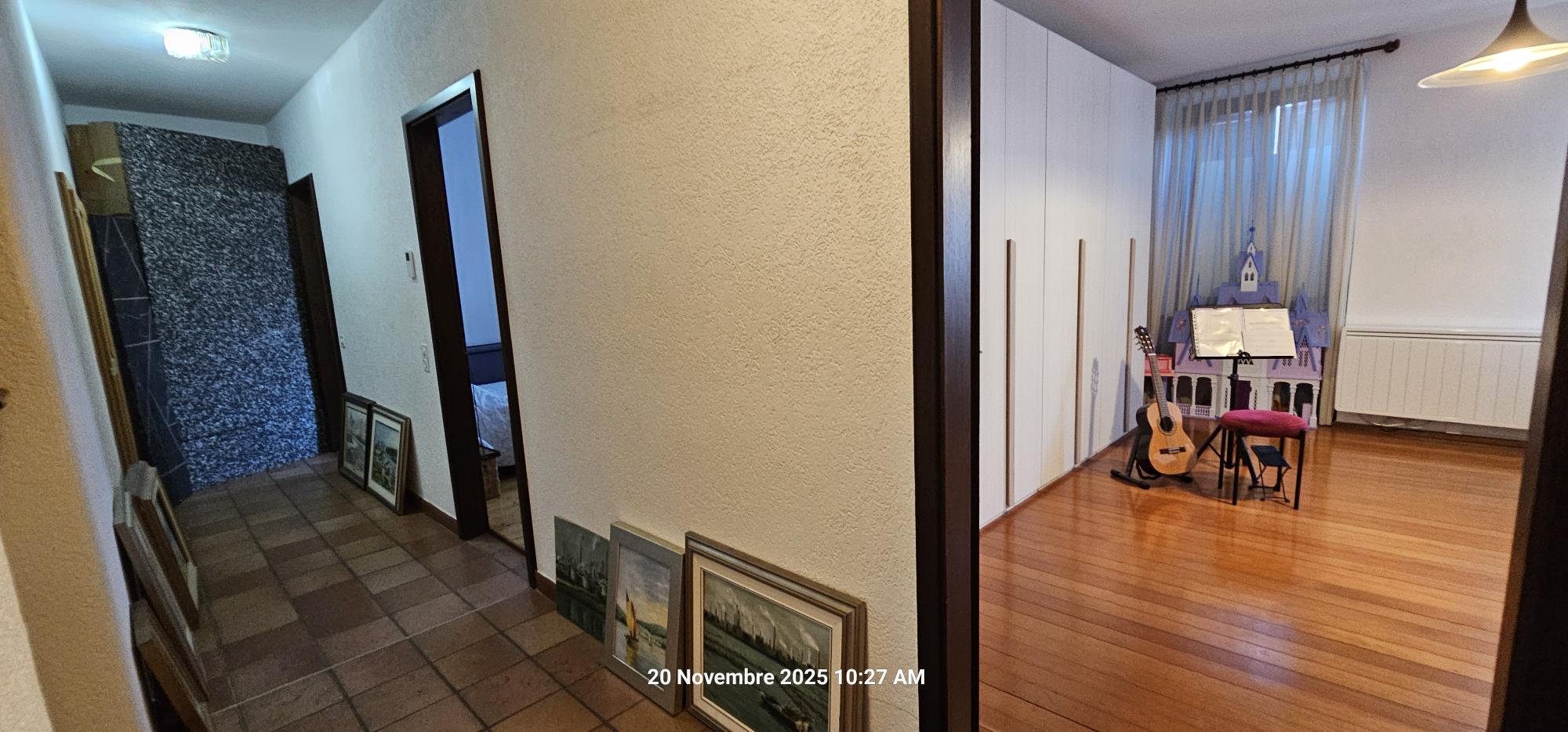 Flur mit angrenzendem Zimmer
