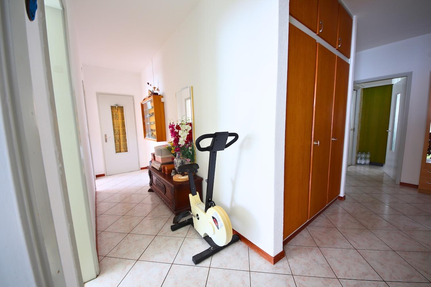 Heller Flur mit Stauraum und Heimtrainer