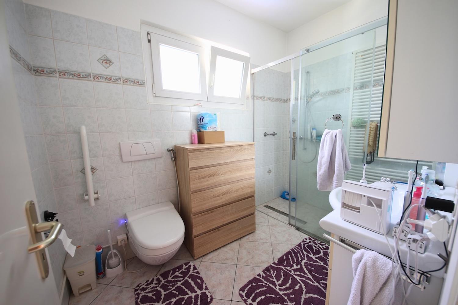 Helles Badezimmer mit Dusche und WC