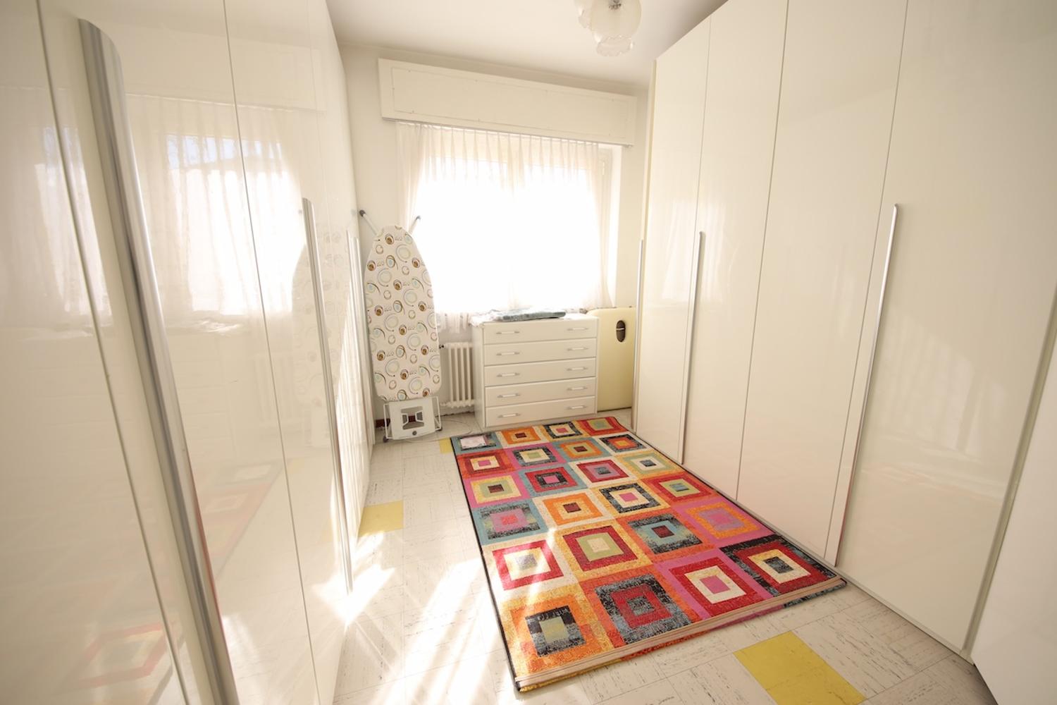Helles Schlafzimmer mit großem Einbauschrank